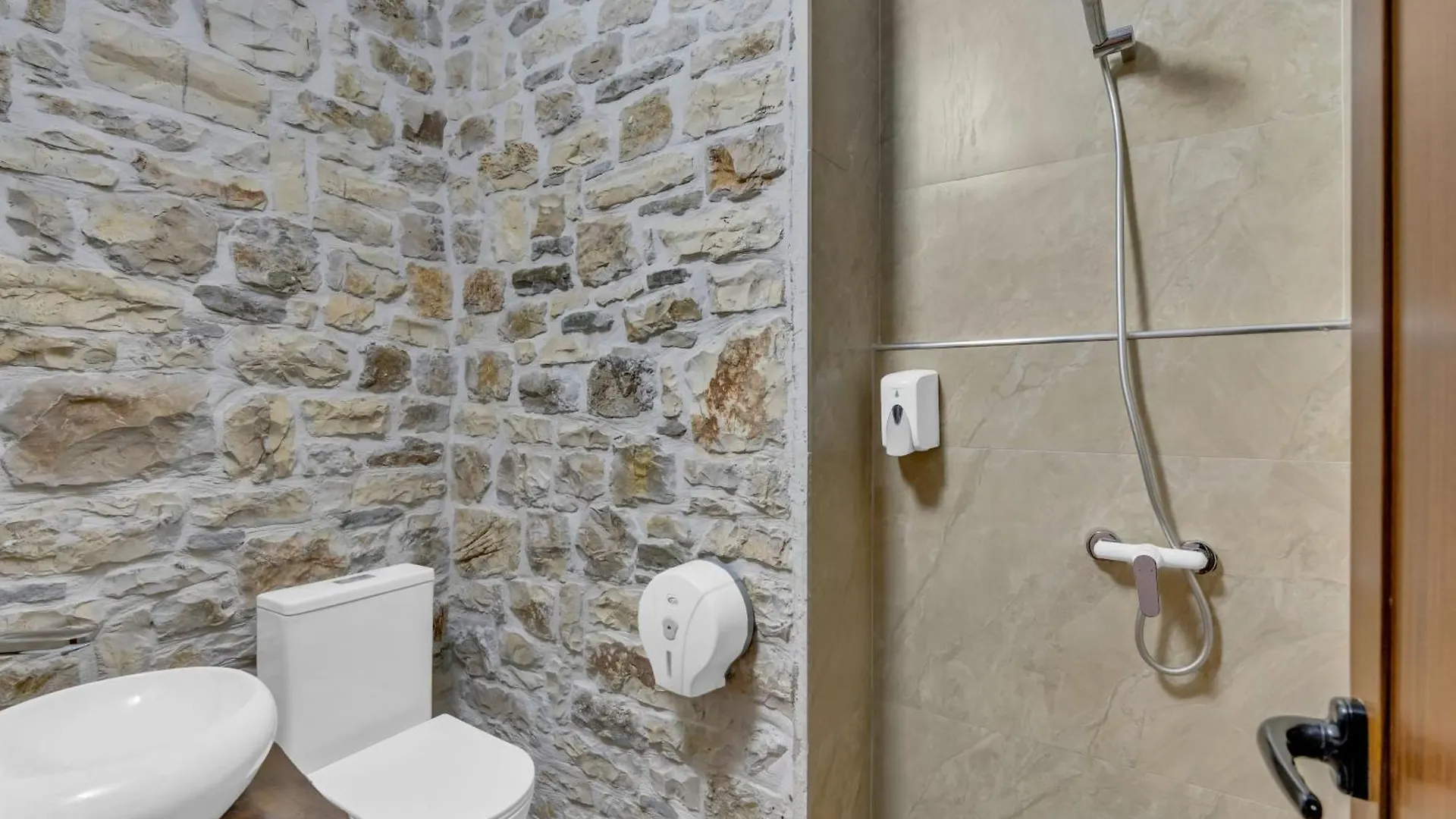 Hotel Bohem بيرات