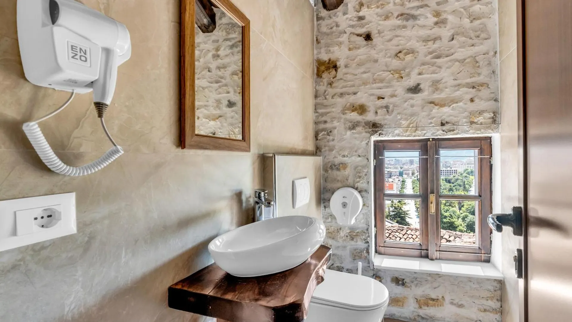 Hotel Bohem بيرات