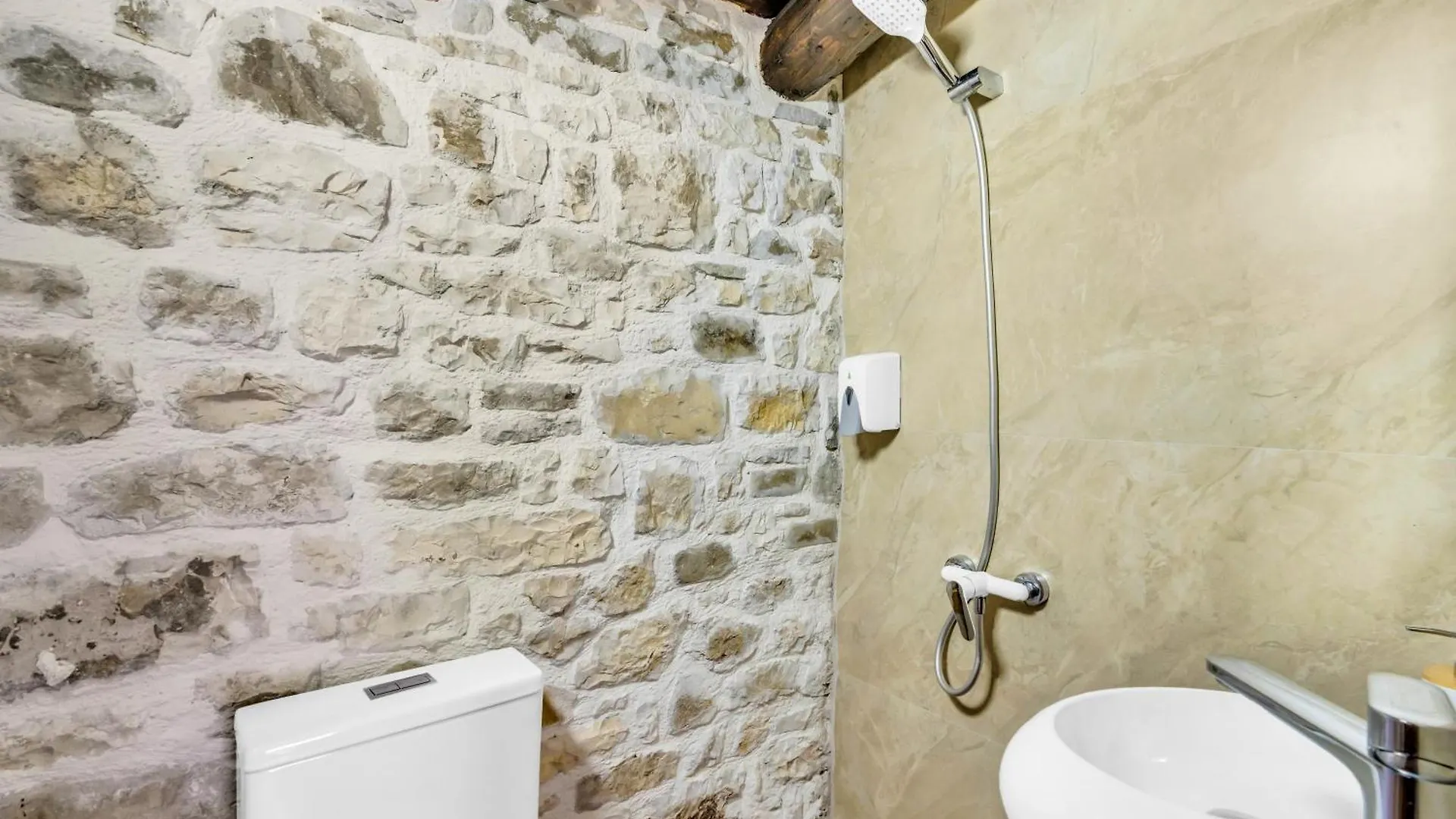 Hotel Bohem بيرات