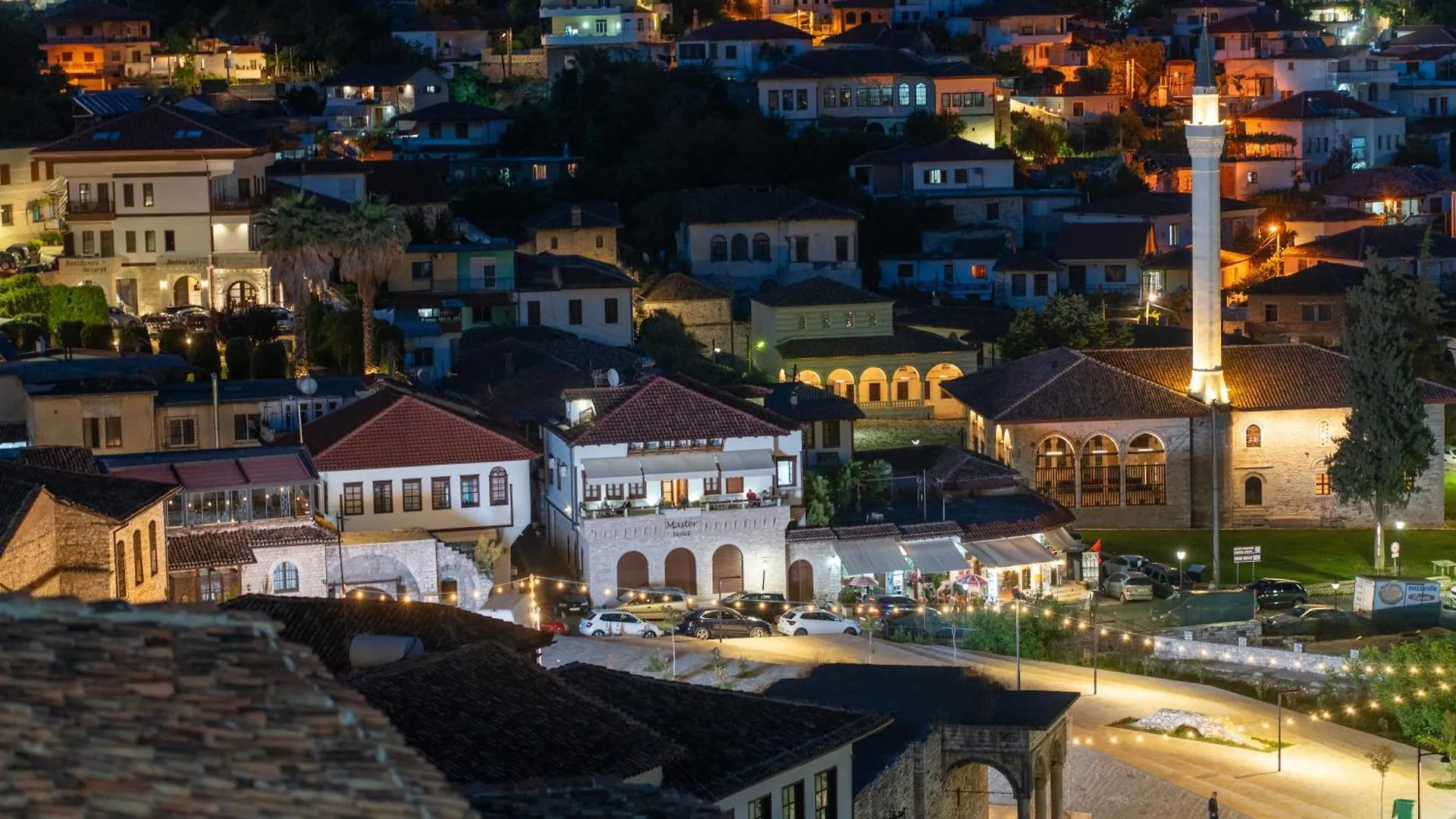 Hotel Bohem بيرات 4*,